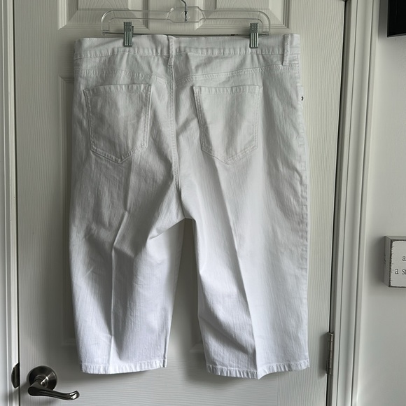 Bermuda Short - Picture 2 of 4